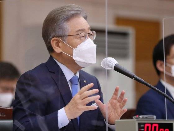 더불어민주당 대선 후보인 이재명 경기지사가 18일 오전 경기도 수원시 팔달구 경기도청 대회의실에서 열린 2021년 국회 행정안전위원회의 경기도에 대한 국정감사에서 질의에 답변하고 있다. 2021.10.18 임현동 기자