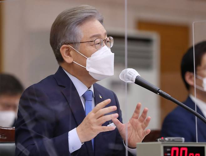 더불어민주당 대선 후보인 이재명 경기지사가 18일 오전 경기도 수원시 팔달구 경기도청 대회의실에서 열린 2021년 국회 행정안전위원회의 경기도에 대한 국정감사에서 질의에 답변하고 있다. [중앙포토]