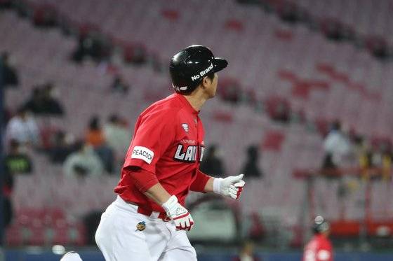 프로 통산 400호 홈런을 날린 뒤 타구를 바라보는 SSG 최정. [연합뉴스]