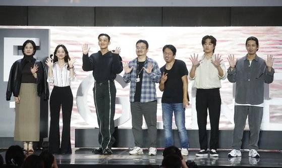 부산국제영화제에 참석해 관객과의 대화를 마친 드라마 ‘지옥’의 출연자들과 연상호 감독. [뉴스1]