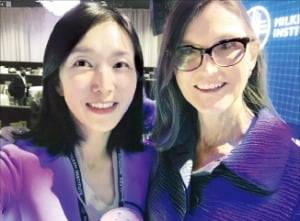 캐시 우드 아크인베스트먼트 최고경영자(오른쪽)가 18일(현지시간) ‘밀컨 글로벌 콘퍼런스 2021’이 열린 로스앤젤레스(LA) 베벌리힐스힐튼호텔에서 강영연 뉴욕 특파원과 인터뷰한 뒤 환하게 웃고 있다. /강영연 특파원