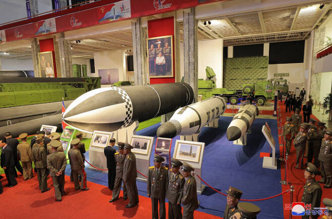 2021년10월 처음으로 열린 북한 국방발전전람회에 전시된 SLBM(잠수함발사탄도미사일) 모형들. 맨 오른쪽이 이번에 첫 공개된 소형 SLBM. 연합뉴스