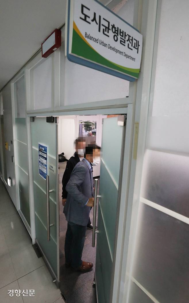 대장동 개발 로비·특혜 의혹 사건을 수사 중인 검찰이 15일 성남시청을 압수수색하고 있다. 김기남 기자