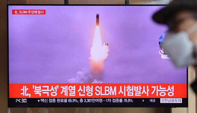 19일 오후 서울역 대합실에 설치된 모니터에서 북한의 단거리 탄도미사일 발사 관련 뉴스가 나오고 있다. 합동참모본부는 이날 “오늘(19일) 10시 17분경 북한이 함경남도 신포 동쪽 해상에서 동해상으로 발사한 SLBM으로 추정되는 미상의 단거리 탄도미사일 1발을 포착했다”고 밝혔다. 연합뉴스