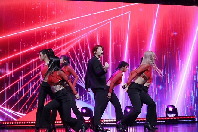 Nam Woo-hyun performs his new song “Calm and Passion,” during an online press conference Tuesday. (Woollim Entertainment)