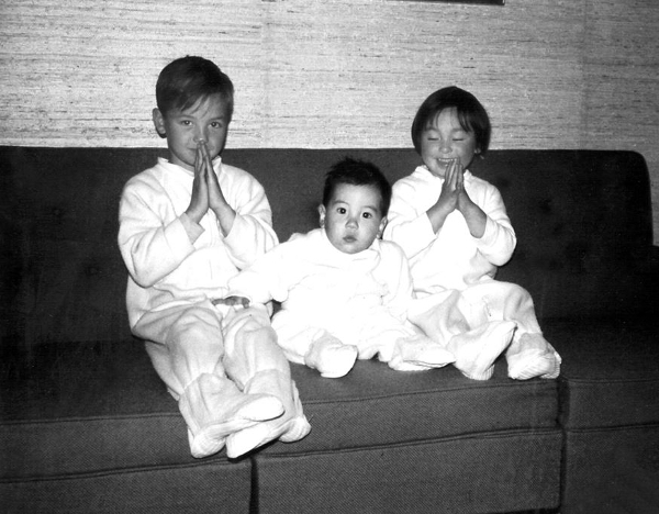 트루디 사모의 첫째 아들 김요셉(왼쪽), 막내 요한 군과 둘째 딸 애설 양이 어린 시절 소파에 앉아 기도 손을 하고 사진을 찍고 있다.