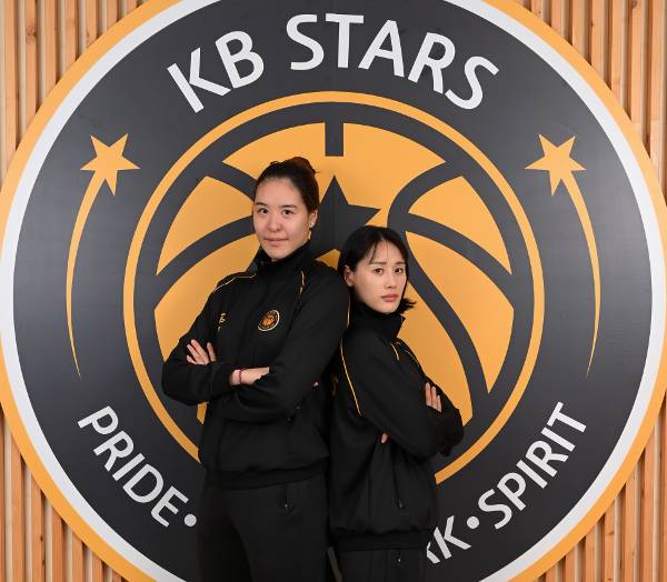 청주 KB 박지수(왼쪽)와 강이슬이 15일 구단 클럽하우스인 충남 천안 챔피언스파크에서 포즈를 취하고 있다. 박지수는 미국 여자프로농구 WNBA 시즌 종료 뒤 14일 귀국해 강이슬 등 KB 선수단과 훈련을 시작했다. 두 선수는 2020 도쿄올림픽에서도 호흡을 맞춘 사이다.   청주 KB 제공