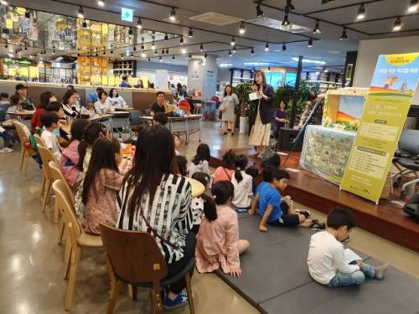 인천 남동구 소래포구 인근 마중물복합문화공간에서 선배시민이 후배시민을 교육하고 있는 모습. 사단법인 마중물 제공