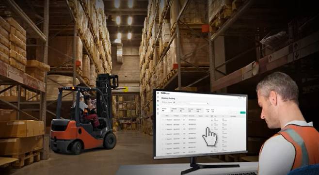 해외 물류 센터에서  IT기반 수출입 물류 서비스인 삼성SDS 첼로를 활용하고 있는 모습  [사진 제공 = 삼성SDS]