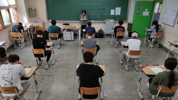 전국적으로 7급 공채 제2차 필기시험이 치러지는 지난달 11일 서울 강남구의 한 시험장에서 수험생들이 시험을 치르고 있다. [사진 출처 = 연합뉴스]
