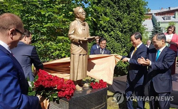 박경리 동상 [사진 출처 = 연합뉴스]