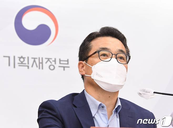 (서울=뉴스1) = 김성욱 기획재정부 국제금융국장이 7일 정부세종청사에서 '2021년 10월 외평채 발행'과 관련 브리핑을 하고 있다. (기획재정부 제공) 2021.10.7/뉴스1