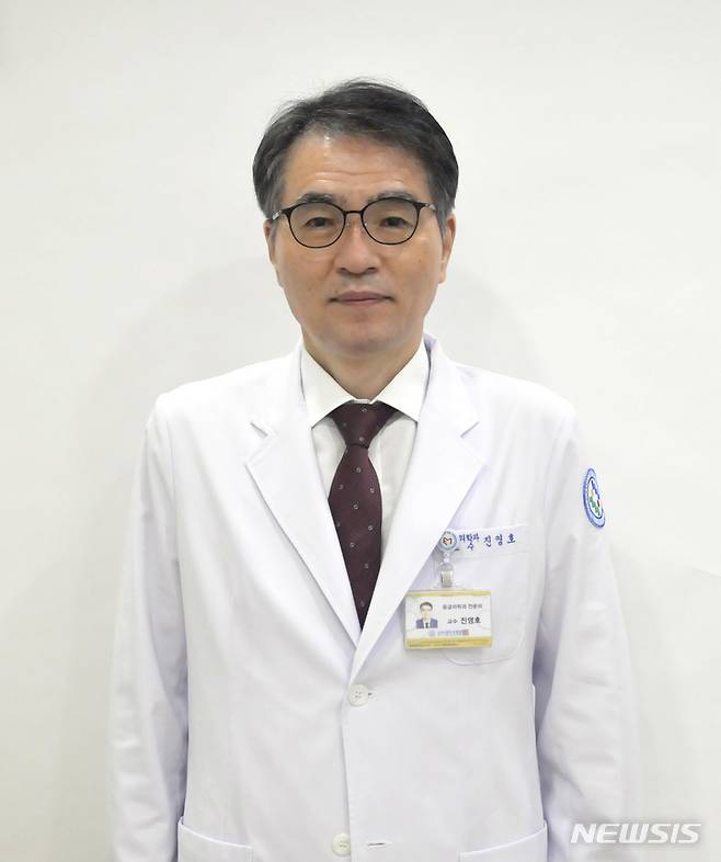 [전주=뉴시스]윤난슬 기자 = 전북대학교병원은 응급의학과 진영호 교수가 대한응급의학회 회장으로 선출됐다고 19일 밝혔다.(사진=전북대병원 제공)