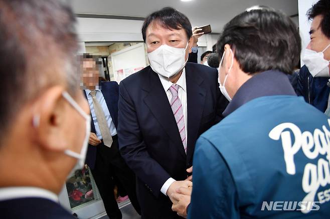 [부산=뉴시스] 하경민 기자 = 윤석열 국민의힘 대통령선거 경선 후보가 19일 오전 부산 해운대구 해운대을 당원협의회를 방문, 당원들과 인사하고 있다. 2021.10.19. yulnetphoto@newsis.com