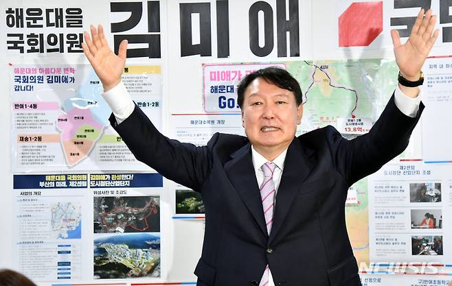 [부산=뉴시스] 하경민 기자 = 윤석열 국민의힘 대통령선거 경선 후보가 19일 오전 부산 해운대구 해운대을 당원협의회를 방문, 당원들의 환호에 손을 들어 인사하고 있다. 2021.10.19. yulnetphoto@newsis.com