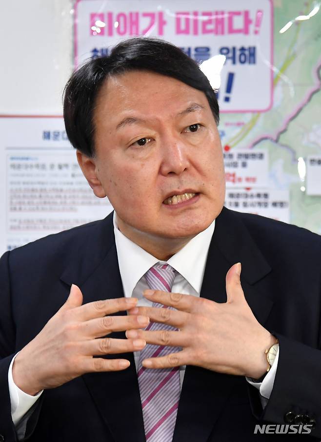 [부산=뉴시스] 하경민 기자 = 윤석열 국민의힘 대통령선거 경선 후보가 19일 오전 부산 해운대구 해운대을 당원협의회를 방문, 지지를 호소하는 발언을 있다. 2021.10.19. yulnetphoto@newsis.com