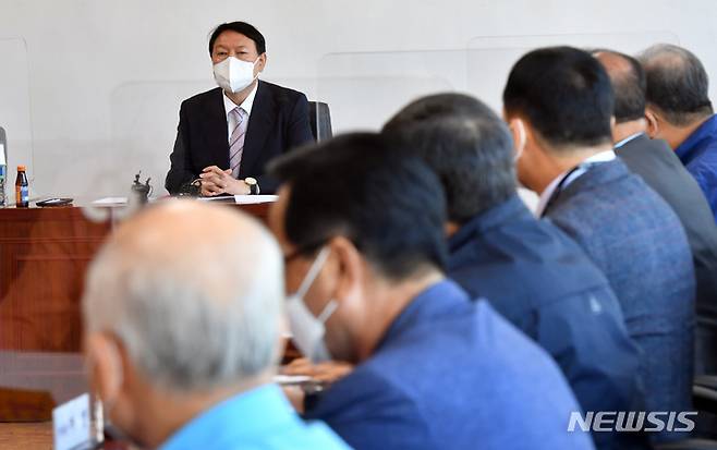 [부산=뉴시스] 하경민 기자 = 윤석열 국민의힘 대통령선거 경선 후보가 19일 부산 연제구 부산개인택시조합을 방문, 개인택시 기사들과 간담회를 갖기에 앞서 인사를 하고 있다. 2021.10.19. yulnetphoto@newsis.com