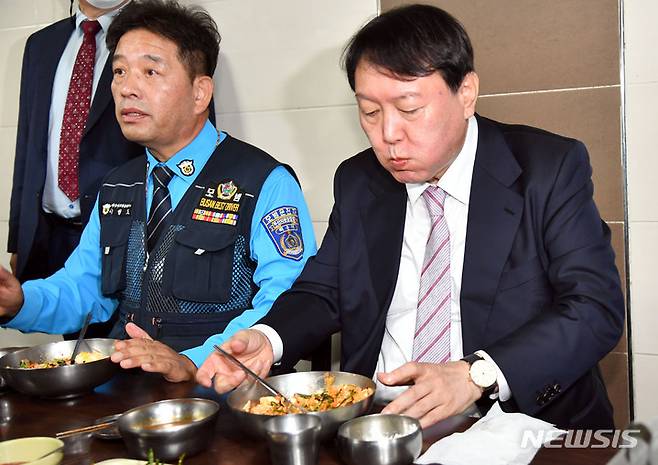 [부산=뉴시스] 하경민 기자 = 윤석열 국민의힘 대통령선거 경선 후보가 19일 부산 연제구 부산개인택시조합을 방문, 개인택시 기사들과 간담회를 가진 뒤 구내식당에서 비빔밥으로 점심식사를 하고 있다. 2021.10.19. yulnetphoto@newsis.com