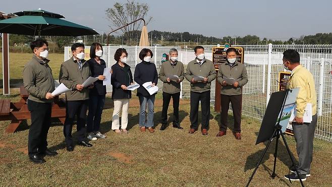 [익산=뉴시스] 강명수 기자 =전북 익산시의회 산업걸설위원회가 19일 반려동물놀이터를 찾아 관계자로부터 운영 현황을 청취하고 있다. (사진 =익산시의회 제공) 2021.10.19. photo@newsis.com *재판매 및 DB 금지