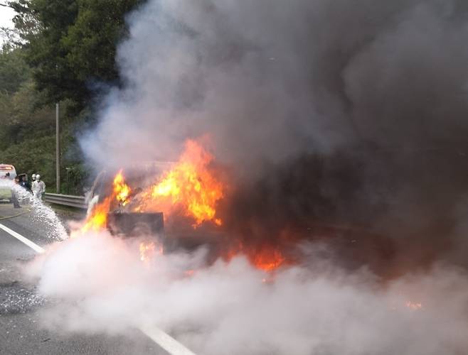 [청주=뉴시스] 조성현 기자 = 19일 오전 11시41분께 충북 청주시 서원구 경부고속도로 서울방향 남청주IC 인근을 주행하던 1t 화물차에서 불이 나 소방당국이 진화작업을 하고 있다. (사진=청주서부소방서 제공) 2021.10.19. photo@newsis.com *재판매 및 DB 금지