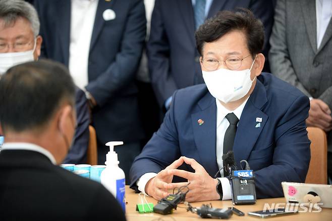 [여수=뉴시스] 김혜인 기자 = 송영길 더불어민주당 대표가 19일 오후 전남 여수시 웅천동 이순신마리나 요트정박장 근처에서 잠수 작업 중 숨진 특성화고 실습생 고(故) 홍정운 군의 유족과 만나 이야기하고 있다. 2021.10.19.hyein0342@newsis.com