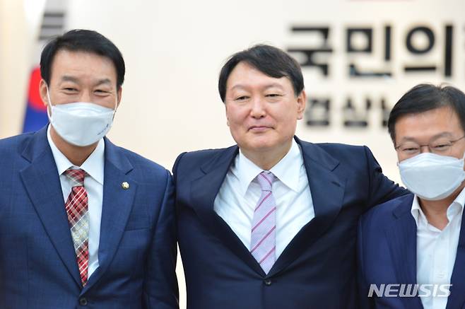 [창원=뉴시스] 김기진 기자= 19일 국민의힘 윤석열(가운데) 대선 경선 후보가 경남 창원시 의창구에 소재한 경남도당에서 열린 '경남 선대위 임명장 수여식'후 서일준(왼쪽·경남 거제),정점식(경남 통영·고성) 국회의원과 기념촬영을 하고 있다. 2021.10.19. sky@newsis.com