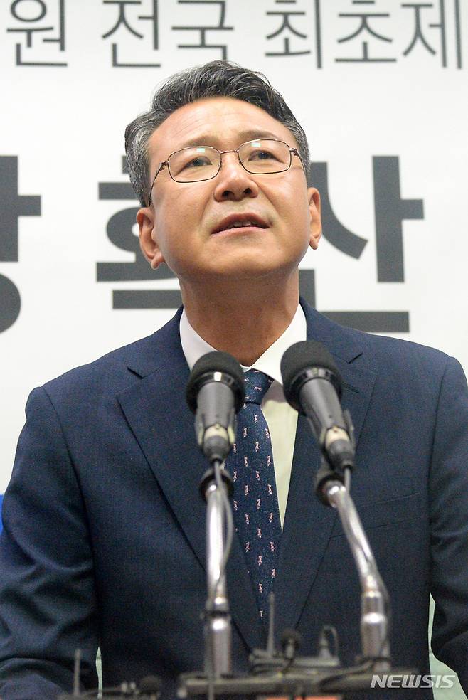 [전주=뉴시스] 김얼 기자 = 양성빈 전 전북도의원이 5일 전북 전주시 전북도의회 브리핑룸에서 고향 사랑 확산 운동 기자간담회를 열고 질의에 답변하고 있다. 2021.10.05. pmkeul@newsis.com