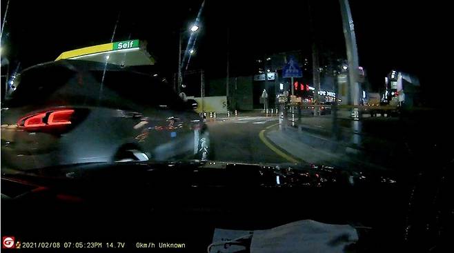 고의사고를 내 보험금을 타낸 피의자 차량의 블랙박스 영상에서 캡쳐한 사진, 회전교차로를 돌다가 우측으로 들어오려는 좌측 차량을 피의자들이 고의로 들이받는 장면이다. *재판매 및 DB 금지