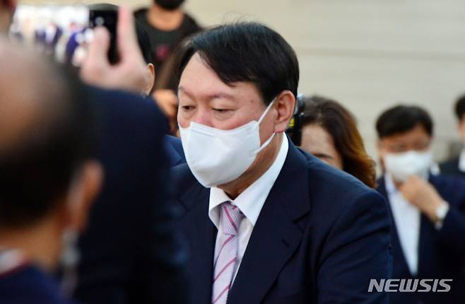 [창원=뉴시스] 김기진 기자= 19일 국민의힘 윤석열 대선 경선 후보가 경남 창원시 의창구에 소재한 경남도당에서 열린 '경남 선대위 임명장 수여식'에 참석해 지지자들과 인사를 하고 있다. 2021.10.19. sky@newsis.com