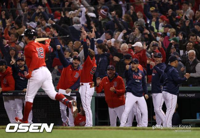 [사진] 보스턴은 2021년 10월 19일(한국시간) 미국 매사추세츠주 보스턴 펜웨이 파크에서 열린 휴스턴 애스트로스와 2021 메이저리그 포스트시즌 챔피언십시리즈 3차전에서 2회 빅이닝을 만들었다. 또 만루 홈런이 터졌다. ⓒGettyimages(무단전재 및 재배포 금지)
