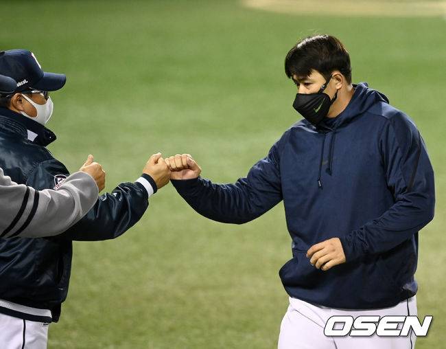 두산 베어스 김태형 감독과 김재환 / OSEN DB
