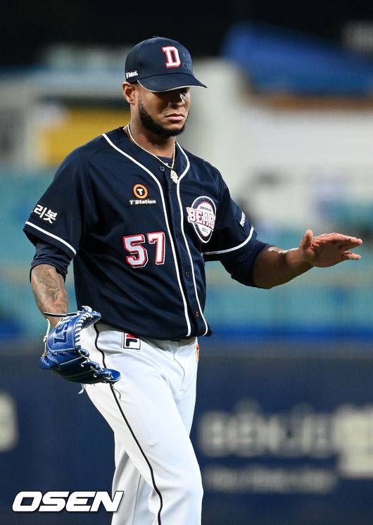 [OSEN=대구, 민경훈 기자]1회말을 마친 두산 선발 미란다가 덕아웃으로 들어오며 박수를 치고 있다. 2021.10.19 / rumi@osen.co.kr