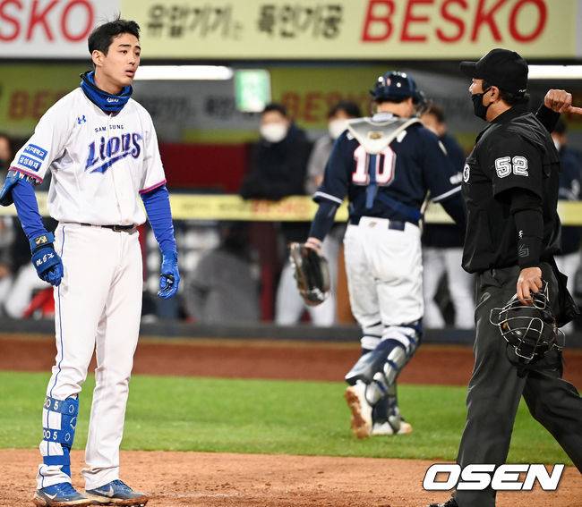 [OSEN=대구, 민경훈 기자]5회말 2사 주자 2,3루 삼성 구자욱이 타석에서 삼진아웃을 당하며 판정에 강하게 항의해 퇴장당하고 있다. 2021.10.19 / rumi@osen.co.kr
