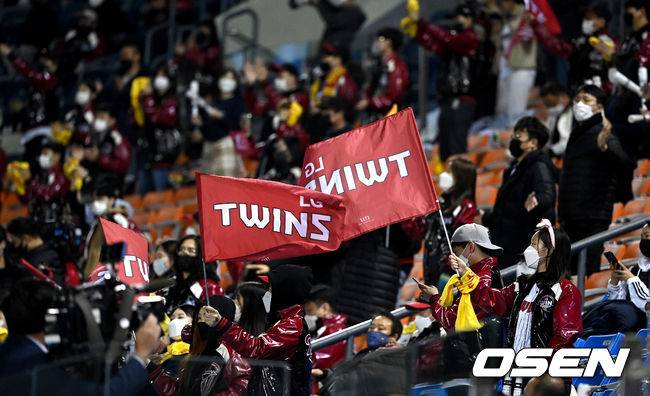 [OSEN=잠실, 최규한 기자]관중 입장이 재개된 서울 잠실야구장에서 팬들이 응원을 펼치고 있다. / dreamer@osen.co.kr