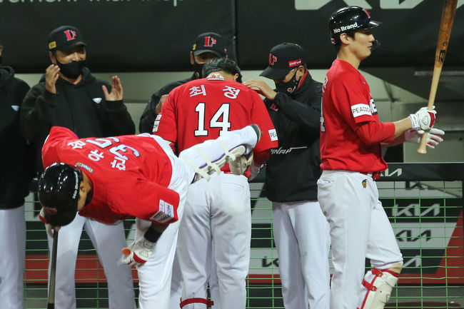 최정이 400호 홈런을 작성하자 김원형 감독이 축하하고 있다./SSG 랜더스 제공