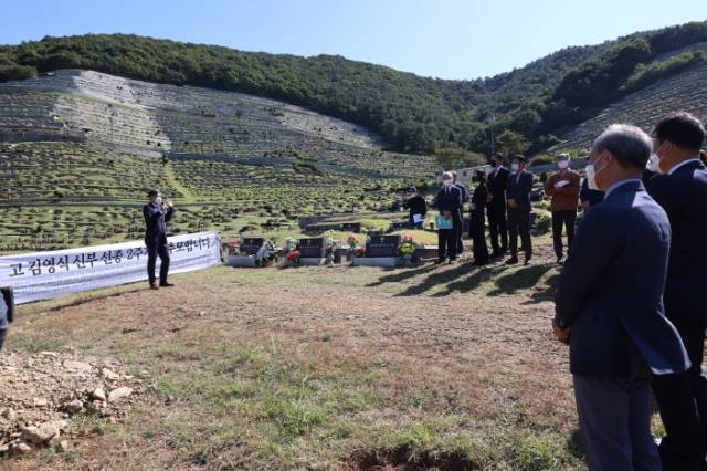 ▲경남지역 민주화운동 대부 고 김영식 신부 선종 2주기 추모식이 19일 고성군 이화공원묘원 성직자묘역에서 열렸다.ⓒ고성군