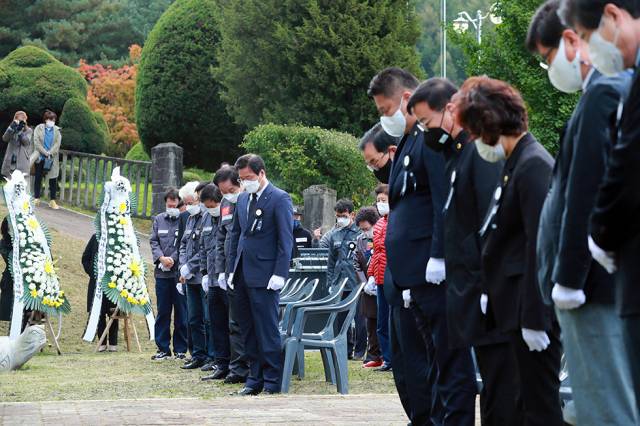 ▲19일 강원 태백시 진폐재해순직자 위령각에서 류태호 태백시장, 김천수 태백시의회 의장, 시·도의원, 기관단체장, 진폐회원, 유족 등이 참석한 가운데 2021 진폐재해순직자 제19차 위령제가 열리고 있다. ⓒ태백시