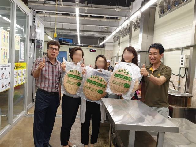 ▲순천만누룽지 임영곤(사진 왼쪽) 공동대표와 김종훈(사진 맨 오른쪽) 공동대표가 기념촬영을 하고 있다. ⓒ양준석 기자