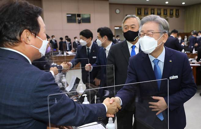 더불어민주당 대선 후보인 이재명 경기지사가 18일 오후 경기도 수원시 경기도청에서 열린 국회 행정안전위원회의 경기도에 대한 국정감사를 마무리한 뒤 국민의힘 의원들과 인사를 나누고 있다. 연합뉴스