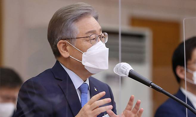 더불어민주당 대선 후보인 이재명 경기도지사가 지난 18일 경기도 수원시 경기도청에서 열린 국회 행정안전위원회의 경기도에 대한 국정감사에서 질의에 답변하고 있다. 연합뉴스