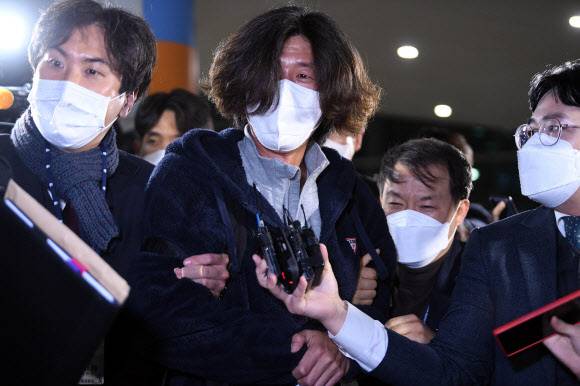 미국에서 체류 중이던 대장동 개발 로비·특혜 의혹의 핵심 인물 남욱 변호사(앞줄 가운데)가 18일 오전 인천국제공항 제2여객터미널을 통해 귀국하자마자 검찰 관계자들에 의해 체포, 압송되고 있다. 공동 취재사진