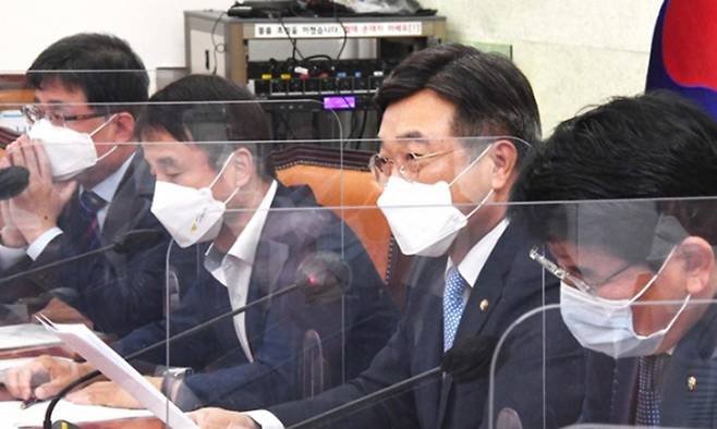 윤호중 더불어민주당 원내대표가 19일 서울 여의도 국회에서 열린 국정감사대책회의에서 발언하고 있다. 뉴시스