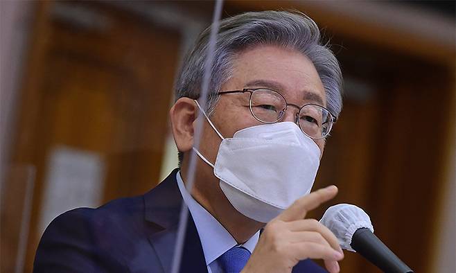 더불어민주당 대선 후보인 이재명 경기도지사가 지난 18일 경기도 수원시 경기도청에서 열린 국회 행정안전위원회의 경기도에 대한 국정감사에서 의원 질의에 답하고 있다. 연합뉴스