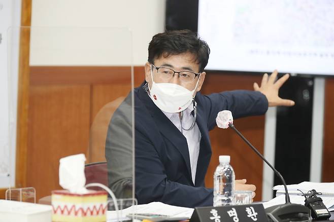 지난 15일 제주도의회 보건복지안전위원회의 제주시 행정사무감사에서&nbsp;홍명환 의원이 질의하고 있다. 제주도의회 제공