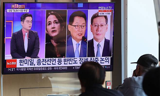 북한이 잠수함발사탄도미사일(SLBM)로 추정되는 단거리 탄도미사일을 발사한 19일 서울역 대합실에 설치된 모니터에서 한미일 3국 정보수장 비공개 회동관련 뉴스가 나오고 있다. 연합뉴스