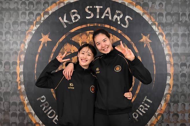 여자프로농구 청주 KB의 박지수(오른쪽)와 강이슬이 지난 15일 충남 천안 국민은행연수원 체육관에서 진행된 출정식에 앞서 함께 손가락으로 V2를 다짐하며 환하게 웃고 있다. KB 제공