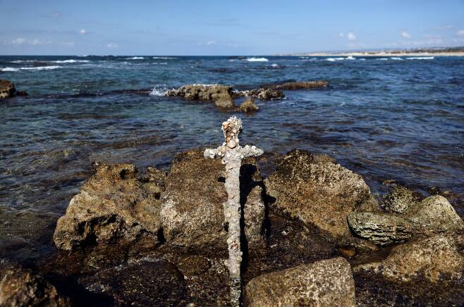 십자군 기사가 쓰던 고대 검, 이스라엘 해안서 발견 (사진=로이터 연합뉴스)