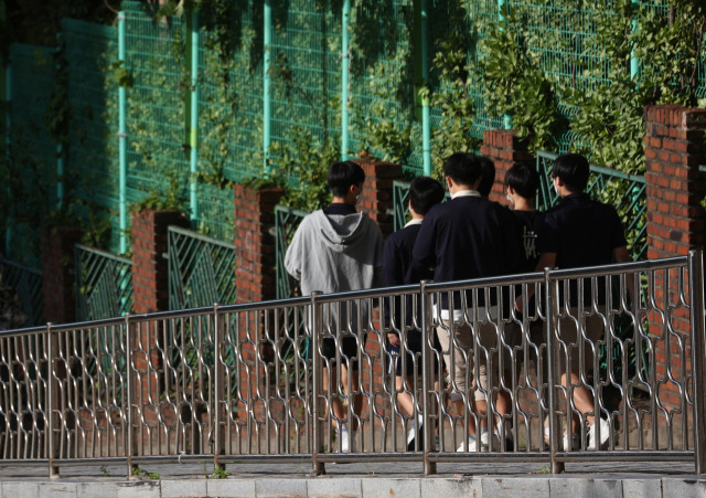 서울 강남구 대치동의 한 중·고등학교에서 학생들이 하교를 하고 있다. / 연합뉴스