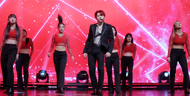 Singer South Woohyun is presenting his title song Between Cold and Passion on the showcase commemorating the release of the fourth Solo Mini album With online on the 19th.Photo: Ullim Entertainment