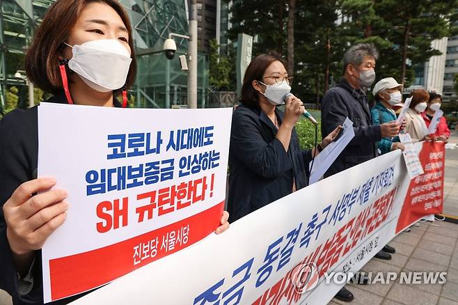 'SH 장기전세주택' 임대 보증금 동결이 필요합니다 (서울=연합뉴스) 황광모 기자 = 19일 오전 서울 중구 서울시청 앞에서 진보당 서울시당 주최로 열린 'SH 장기전세주택' 임대 보증금 동결 촉구 및 서명부 전달 기자회견에서 서울시 장기전세주택에 거주 중인 입주자 대표들이 서울시와 SH공사의 임대보증금 5% 인상 철회를 촉구하는 발언을 하고 있다.
    '오세훈 표 장기전세'인 시프트(SHIFT)에 거주하고 있는 입주자인 회견 참석자들은 "SH공사가 '주변시세 80% 연동 규정'에 의거 임대보증금을 인상을 계획하고 실행하고 있다"라며 코로나19로 인한 서민 보호를 위해 2년간 임대보증금 동결을 촉구하는 서명부를 서울시에 접수했다.
    SH공사의 방침과 달리 LH와 부산, 인천도시공사는 장기전세 및 임대 주택 임대료 동결을 결정한 상황이다. 2021.10.19 hkmpooh@yna.co.kr